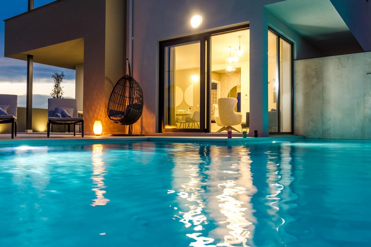 Sara - Private Infinity Pool